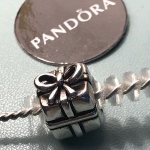Pandora charm: Present (retired)
